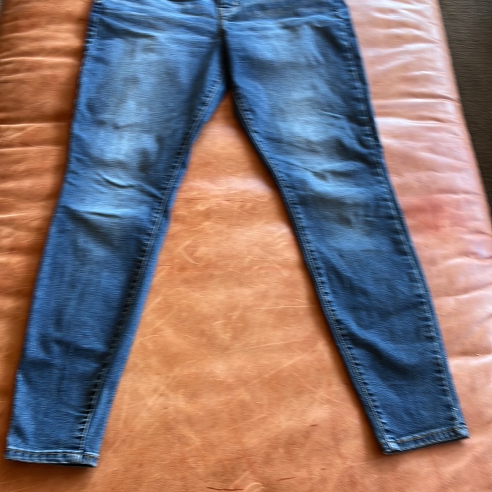 Mid rise ladies jeans in new condition. You’ll love these jeans! - Picture 3 of 6